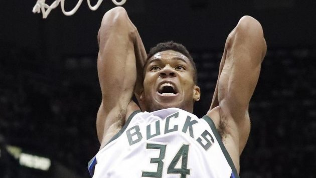 Basketbalista Milwaukee Bucks Giannis Antetokounmpo v duelu s Clevelandem Cavaliers. Basketbalista Milwaukee Bucks Giannis Antetokounmpo v duelu s Clevelandem Cavaliers.