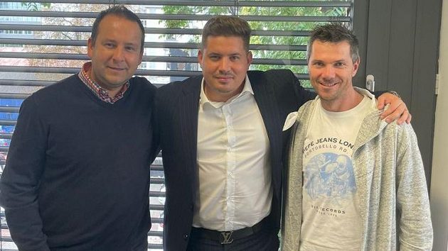 Zprava trenér fotbalových Zbuzan František Douděra, hlavní sponzor klubu Lukáš Carboch, a poradce Zbuzan a manažer společnosti IFM-M Daniel Smejkal. Zprava trenér fotbalových Zbuzan František Douděra, hlavní sponzor klubu Lukáš Carboch, a poradce Zbuzan a manažer společnosti IFM-M Daniel Smejkal.