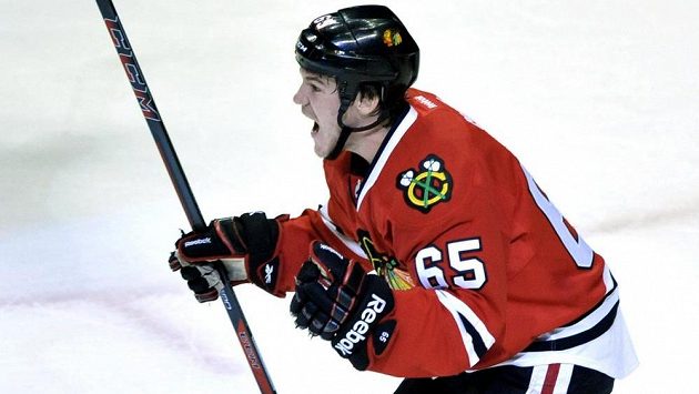 Andrew Shaw z Chicaga Blackhawks se raduje ze vstřeleného gólu. Andrew Shaw z Chicaga Blackhawks se raduje ze vstřeleného gólu.