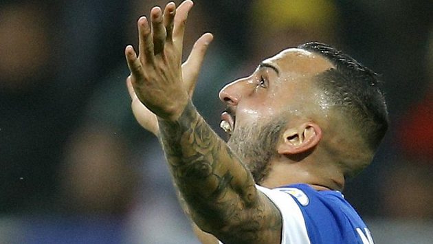 Řecký fotbalista Konstantinos Mitroglu se raduje z postupu na MS. Řecký fotbalista Konstantinos Mitroglu se raduje z postupu na MS.
