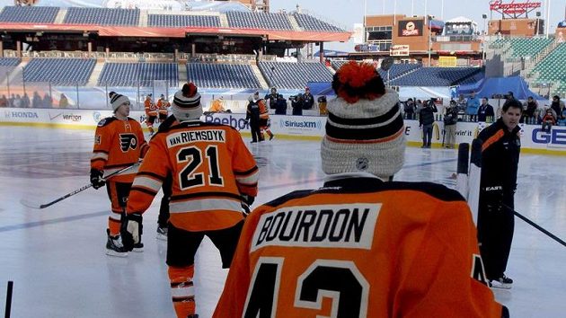 Hráči Flyers běhěm tréninku na Winter Classic. Hráči Flyers běhěm tréninku na Winter Classic.