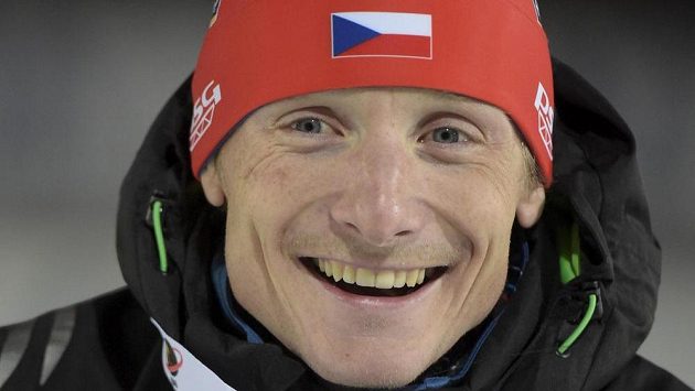Český biatlonista Ondřej Moravec pózuje s bronzovou medailí. Český biatlonista Ondřej Moravec pózuje s bronzovou medailí.