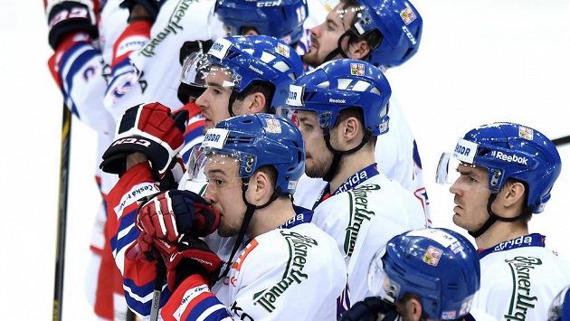 Zklamaní čeští hokejisté (Jan Kovář, Jan Kolář, Michal Birner) po porážce se Švédskem. Zklamaní čeští hokejisté (Jan Kovář, Jan Kolář, Michal Birner) po porážce se Švédskem.