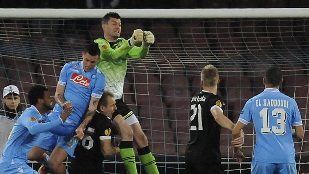 Plzeňský gólman Matúš Kozáčik bojuje ve vzduchu s Markem Hamšíkem. Plzeňský gólman Matúš Kozáčik bojuje ve vzduchu s Markem Hamšíkem.
