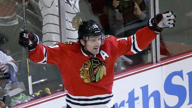 Patrick Sharp z Chicaga se raduje po trefě do sítě Colorada. Patrick Sharp z Chicaga se raduje po trefě do sítě Colorada.