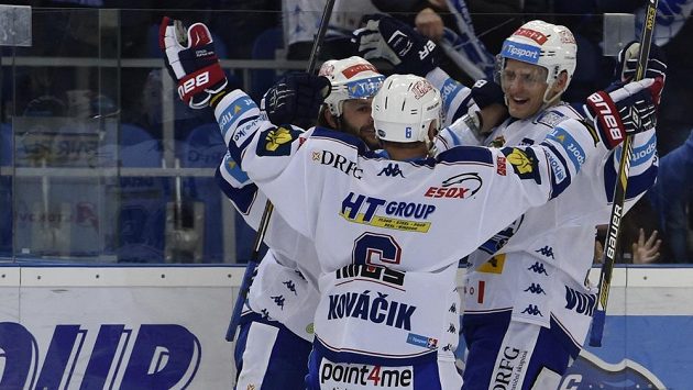 Hokejisté Komety se radují z vítězství nad chomutovskými Piráty. Hokejisté Komety se radují z vítězství nad chomutovskými Piráty.