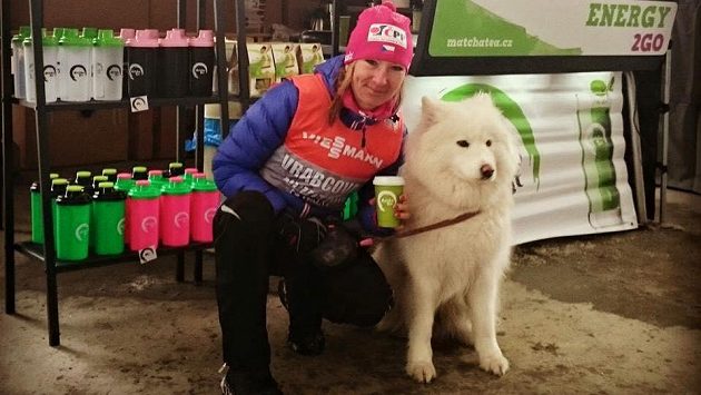 Eva Vrabcová-Nývltová se svou věrnou parťačkou, samojedem Bellou. Eva Vrabcová-Nývltová se svou věrnou parťačkou, samojedem Bellou.