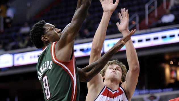 Ondřej Veselý (vpravo) v dresu Washingtonu Wizards zabraňuje Larrymu Sandersovi z Milwaukee ve skórování. Ondřej Veselý (vpravo) v dresu Washingtonu Wizards zabraňuje Larrymu Sandersovi z Milwaukee ve skórování.