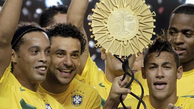 Ronaldinho (zcela vlevo) se raduje z vítězství nad Argentinou. Ronaldinho (zcela vlevo) se raduje z vítězství nad Argentinou.