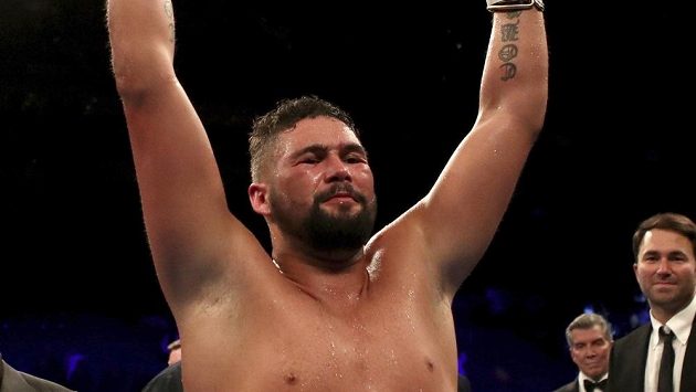Tony Bellew oslavuje své vítězství nad Davidem Hayem. Tony Bellew oslavuje své vítězství nad Davidem Hayem.