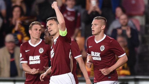 David Lafata oslavuje se spoluhráči ze Sparty vstřelený gól v pátečním utkání proti Slovácku. David Lafata oslavuje se spoluhráči ze Sparty vstřelený gól v pátečním utkání proti Slovácku.