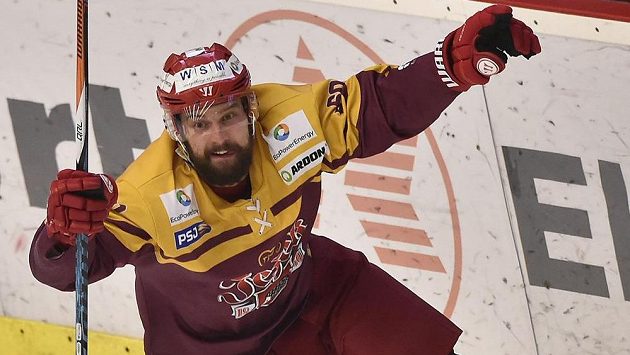 Radost střelce vítězného gólu v sedmém semifinále play off WSM ligy Richarda Diviše z Jihlavy. Radost střelce vítězného gólu v sedmém semifinále play off WSM ligy Richarda Diviše z Jihlavy.