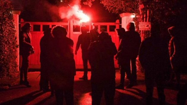 Nespokojení fanoušci Manchesteru United napadli dům viceprezidenta Eda Woodwarda. Nespokojení fanoušci Manchesteru United napadli dům viceprezidenta Eda Woodwarda.