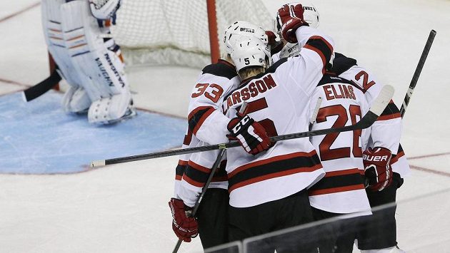 Útočník New Jersey Devils Patrik Eliáš (s číslem 26) se raduje se spoluhráči ze vstřelení gólu. Útočník New Jersey Devils Patrik Eliáš (s číslem 26) se raduje se spoluhráči ze vstřelení gólu.