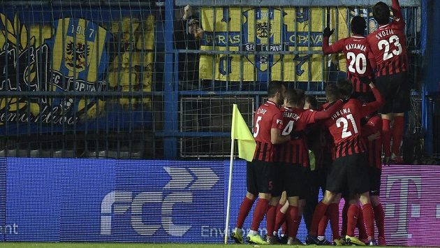 Fotbalisté Opavy slaví vítězný gól v Liberci. Fotbalisté Opavy slaví vítězný gól v Liberci.