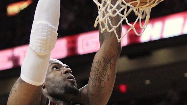 LeBron James oslnil NBA dalším střeleckým představením. LeBron James oslnil NBA dalším střeleckým představením.