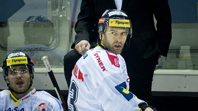 Kapitán Liberce Petr Nedvěd na střídačce. Kapitán Liberce Petr Nedvěd na střídačce.
