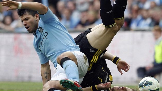 Sergio Agüero (vlevo) po tvrdém střetu s Davidem Luizem. Sergio Agüero (vlevo) po tvrdém střetu s Davidem Luizem.