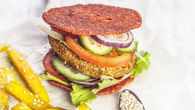 Raw hamburger s hranolky. Vypadá nádherně, dáte si? Raw hamburger s hranolky. Vypadá nádherně, dáte si?