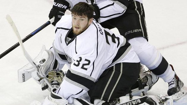Brankář Los Angeles Jonathan Quick v situaci, kdy ztratil masku. Brankář Los Angeles Jonathan Quick v situaci, kdy ztratil masku.