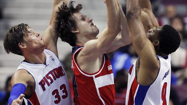 Basketbalista Washingtonu Wizards Jan Veselý (uprostřed) se snaží prosadit přes dvojici bránících hráčů Detroitu Pistons Jonase Jerebka (vlevo) a Tonyho Mitchella. Basketbalista Washingtonu Wizards Jan Veselý (uprostřed) se snaží prosadit přes dvojici bránících hráčů Detroitu Pistons Jonase Jerebka (vlevo) a Tonyho Mitchella.