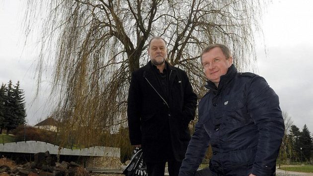 Vzrostlou vrbu v parku Chvojkovy lomy dostal končící trenér plzeňských fotbalistů Pavel Vrba (vpravo) od městské části Slovany. Obvod mu poděkoval za působení v Plzni a taky mu dal symbolický dar k pátečním padesátinám. Vlevo je starosta obvodu Lumír Aschenbrenner. Vzrostlou vrbu v parku Chvojkovy lomy dostal končící trenér plzeňských fotbalistů Pavel Vrba (vpravo) od městské části Slovany. Obvod mu poděkoval za působení v Plzni a taky mu dal symbolický dar k pátečním padesátinám. Vlevo je starosta obvodu Lumír Aschenbrenner.