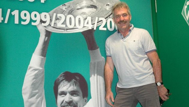 Bývalý vynikající záložník Werderu Brémy s českými kořeny Mirko Votava pózuje v útrobách Weser Stadionu. Bývalý vynikající záložník Werderu Brémy s českými kořeny Mirko Votava pózuje v útrobách Weser Stadionu.