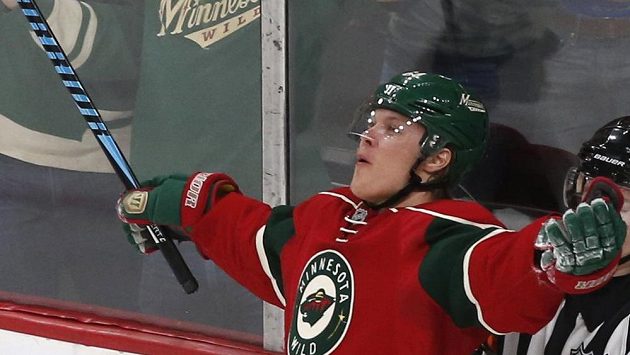 Je to tam, pojďte slavit se mnou. Mikael Granlund z Minnesoty rozhodl zápas s Los Angeles. Je to tam, pojďte slavit se mnou. Mikael Granlund z Minnesoty rozhodl zápas s Los Angeles.