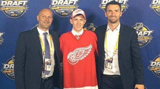 Filip Hronek ještě jako holobrádek se svými agenty Vladimírem Vůjtkem a Michalem Sivkem (vpravo) na draftu v Buffalu. Filip Hronek ještě jako holobrádek se svými agenty Vladimírem Vůjtkem a Michalem Sivkem (vpravo) na draftu v Buffalu.