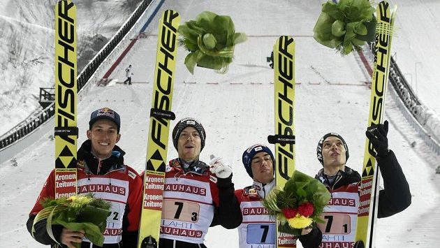 Rakouské družstvo skokanů na lyžích ve složení Gregor Schlierenzauer (vlevo), Michael Hayboeck, Stefan Kraft a Philipp Aschenwald slavilo v Lahti vítězství. Schlierenzauer se však na MS nepodívá. Rakouské družstvo skokanů na lyžích ve složení Gregor Schlierenzauer (vlevo), Michael Hayboeck, Stefan Kraft a Philipp Aschenwald slavilo v Lahti vítězství. Schlierenzauer se však na MS nepodívá.