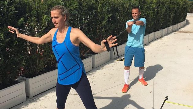 Petra Kvitová během tréninku se svým kondičním koučem Davidem Vydrou před startem French Open. Petra Kvitová během tréninku se svým kondičním koučem Davidem Vydrou před startem French Open.