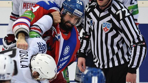 Bitka mezi obráncem Lva Praha Ryanem O'Byrnem (červený) a Oskarem Osalou z Magnitogorsku během čtvrtého finálového utkání play off Kontinentální ligy. Bitka mezi obráncem Lva Praha Ryanem O'Byrnem (červený) a Oskarem Osalou z Magnitogorsku během čtvrtého finálového utkání play off Kontinentální ligy.
