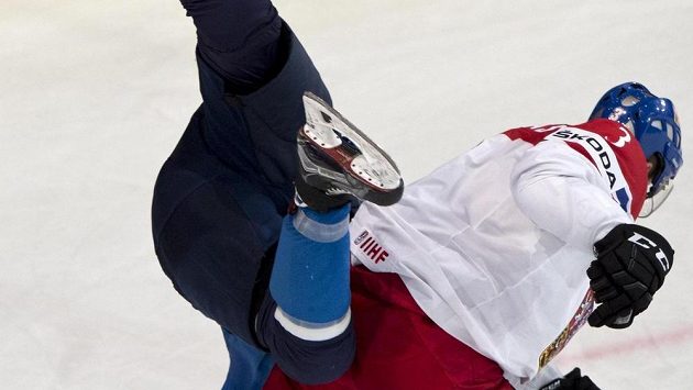Český reprezentant Radko Gudas při ostrém střetu s finským soupeřem Mikko Rantanenem během utkání mistrovství světa. Český reprezentant Radko Gudas při ostrém střetu s finským soupeřem Mikko Rantanenem během utkání mistrovství světa.