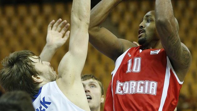 Český basketbalista David Jelínek (vlevo) se snaží zablokovat Rickyho Hickmana z Gruzie. Český basketbalista David Jelínek (vlevo) se snaží zablokovat Rickyho Hickmana z Gruzie.