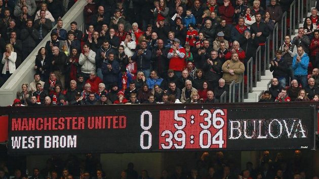 Fanoušci Manchesteru United v páté minutě duelu s West Bromwichem aplausem vzdali hold Riu Ferdinandovi,bývalému hráči United, jemuž v pátek v noci zemřela manželka. Fanoušci Manchesteru United v páté minutě duelu s West Bromwichem aplausem vzdali hold Riu Ferdinandovi,bývalému hráči United, jemuž v pátek v noci zemřela manželka.