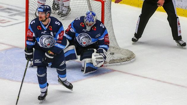 Smutní jsou liberečtí hráči Ladislav Šmíd a brankář Roman Will. Gól gestem potvrzuje hlavní rozhodčí Roman Mrkva. Smutní jsou liberečtí hráči Ladislav Šmíd a brankář Roman Will. Gól gestem potvrzuje hlavní rozhodčí Roman Mrkva.