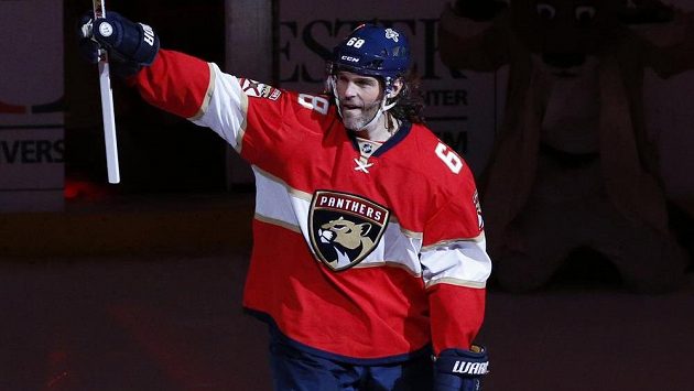 Jaromír Jágr zdraví fanoušky po zápase s Buffalem, v němž se v historické tabulce produktivity NHL dotáhl na druhého Marka Messiera. Jaromír Jágr zdraví fanoušky po zápase s Buffalem, v němž se v historické tabulce produktivity NHL dotáhl na druhého Marka Messiera.