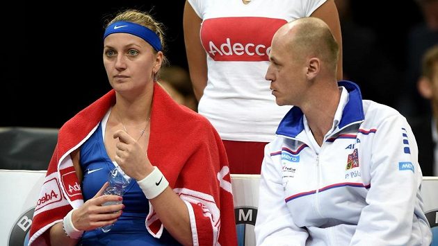 Kapitán Petr Pála a Petra Kvitová během utkání s Andreou Petkovicovou ve finále Fed Cupu. Kapitán Petr Pála a Petra Kvitová během utkání s Andreou Petkovicovou ve finále Fed Cupu.