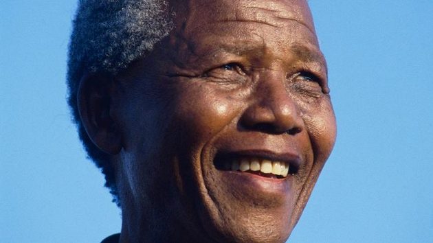 Bývalý jihoafrický prezident Nelson Mandela na archivním snímku. Bývalý jihoafrický prezident Nelson Mandela na archivním snímku.