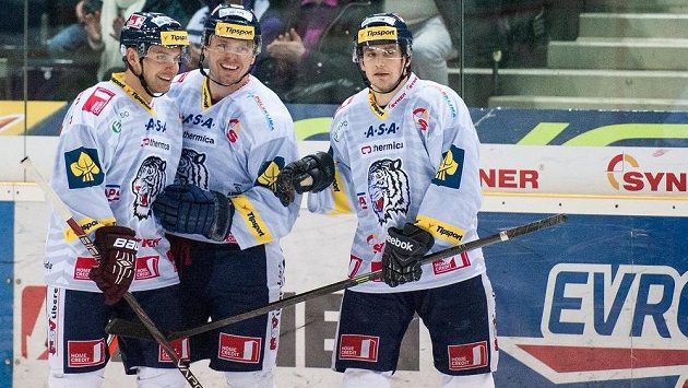 Liberecký obránce Petr Gřegořek (vlevo) se raduje se spoluhráči Martinem Bartkem a Janem Víškem (vpravo) z gólu. Liberecký obránce Petr Gřegořek (vlevo) se raduje se spoluhráči Martinem Bartkem a Janem Víškem (vpravo) z gólu.