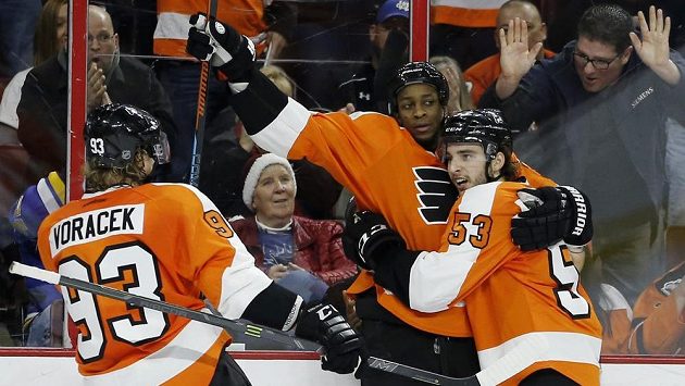 Hráči Flyers se radují z gólu so sítě St. Louis - uprostřed hvězda zápasu Wayne Simmonds, vlevo Jakub Voráček a Shayne Gostisbehere (53). Hráči Flyers se radují z gólu so sítě St. Louis - uprostřed hvězda zápasu Wayne Simmonds, vlevo Jakub Voráček a Shayne Gostisbehere (53).