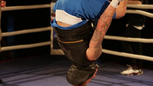 Oslavné salto českého boxera Zdeňka Chládka. Oslavné salto českého boxera Zdeňka Chládka.