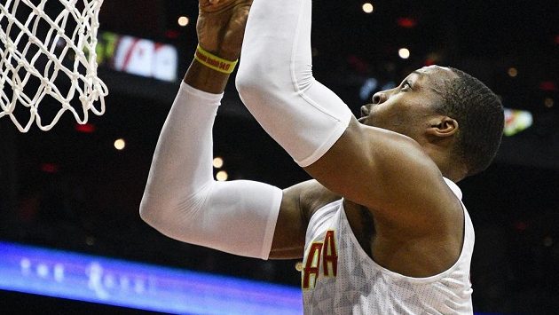 Basketbalista Atlanty Hawks Dwight Howard dává koš v utkání proti Charlotte Hornets. Basketbalista Atlanty Hawks Dwight Howard dává koš v utkání proti Charlotte Hornets.