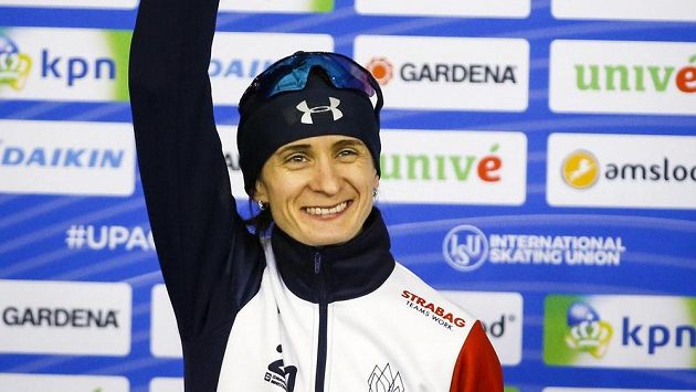 Martina Sáblíková na stupních po triumfu na 3000 m v Calgary. Martina Sáblíková na stupních po triumfu na 3000 m v Calgary.