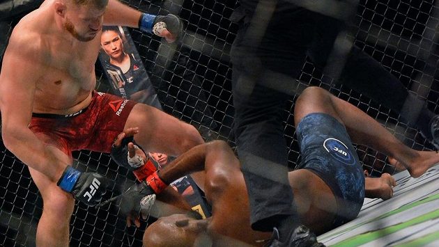 Jan Blachowicz moc dlouho nečekal, Corey Anderson poznal tvrdé K.O. už v prvním kole. Jan Blachowicz moc dlouho nečekal, Corey Anderson poznal tvrdé K.O. už v prvním kole.