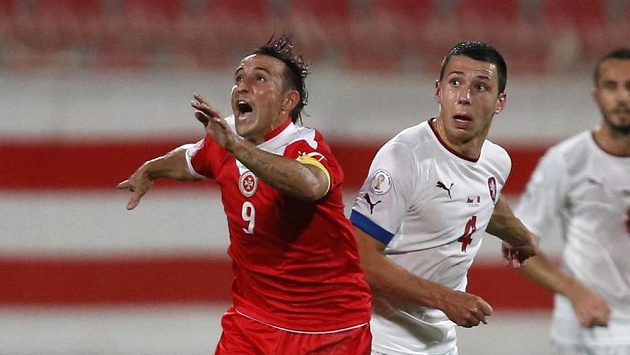 Marek Suchý ve vzdušném souboji s Michaelem Mifsudem z Malty. Marek Suchý ve vzdušném souboji s Michaelem Mifsudem z Malty.