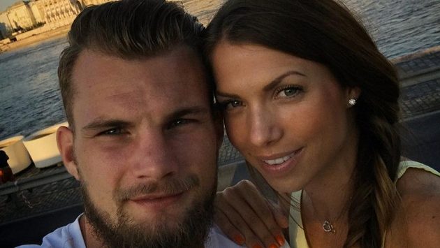 Fotbalista Vít Beneš a jeho přítelkyně Klára. Fotbalista Vít Beneš a jeho přítelkyně Klára.
