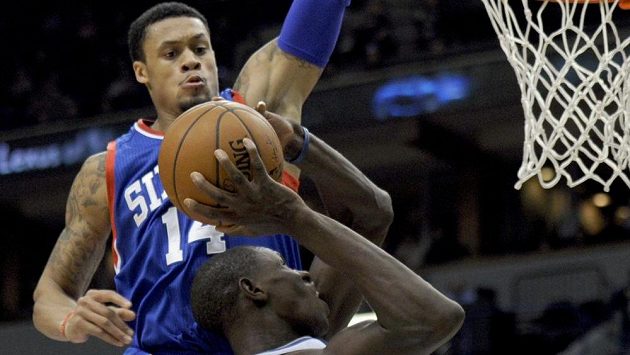 Basketbalista Philadelphie K.J. McDaniels (vzadu) se snaží zablokovat Gorguie Dienga z Minnesoty. Basketbalista Philadelphie K.J. McDaniels (vzadu) se snaží zablokovat Gorguie Dienga z Minnesoty.