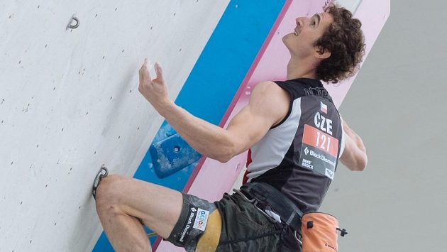 Český lezec Adam Ondra zdolává úchyt po úchytu připravenou zeď na MS v Innsbrucku. Český lezec Adam Ondra zdolává úchyt po úchytu připravenou zeď na MS v Innsbrucku.