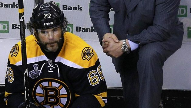 Jaromír Jágr a kouč Claude Julien na střídačce Bostonu během třetího finálového duelu. Jaromír Jágr a kouč Claude Julien na střídačce Bostonu během třetího finálového duelu.